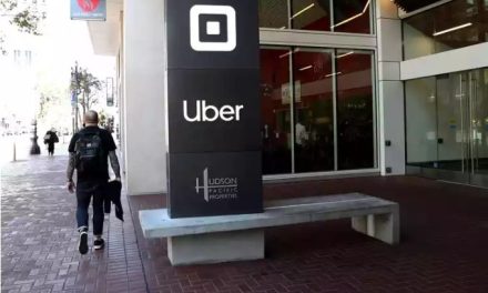 Justiça multa Uber em R$ 1 bilhão e manda empresa registrar motoristas