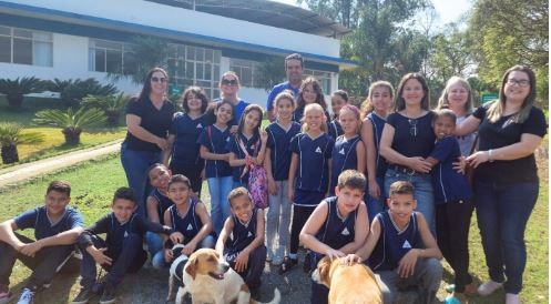 Alunos do 5º ano da Escola Municipal Célia de Melo Eufrásio visitam fazenda laboratório