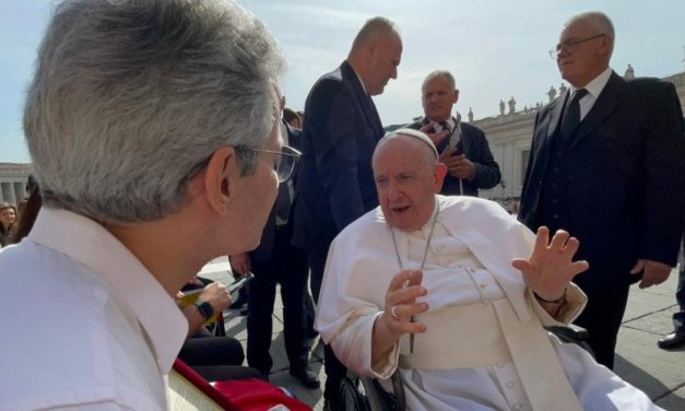 Papa Francisco abençoa bandeira de Minas e ganha obra de arte sacra e café em encontro com Zema