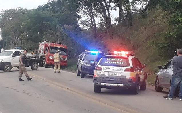 Mãe, filha de 10 anos e duas pessoas ficam feridas em acidente entre carro e moto na MG-179, em Minas