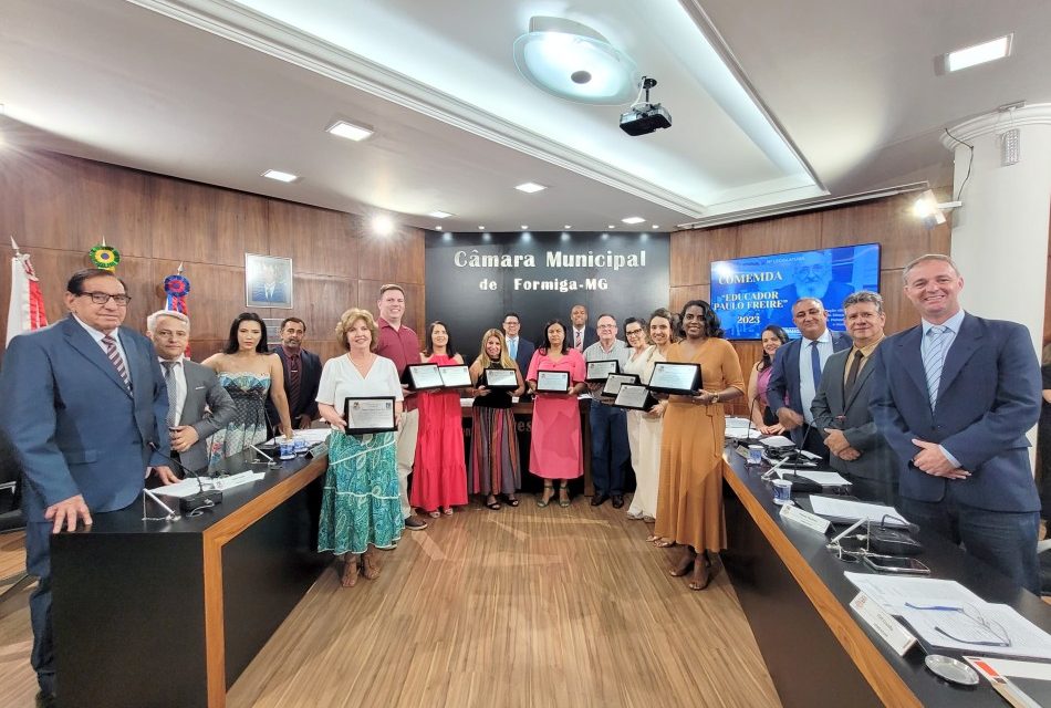 Educadores de Formiga são homenageados na Câmara com a Comenda “Educador Paulo Freire”