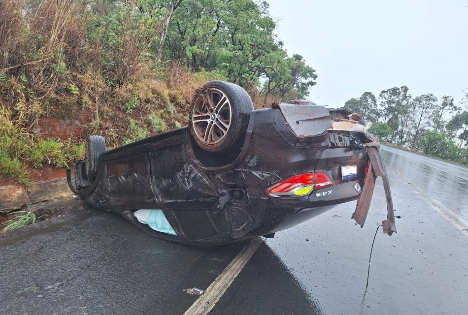 Homem fica ferido após veículo capotar na BR-354, em Formiga