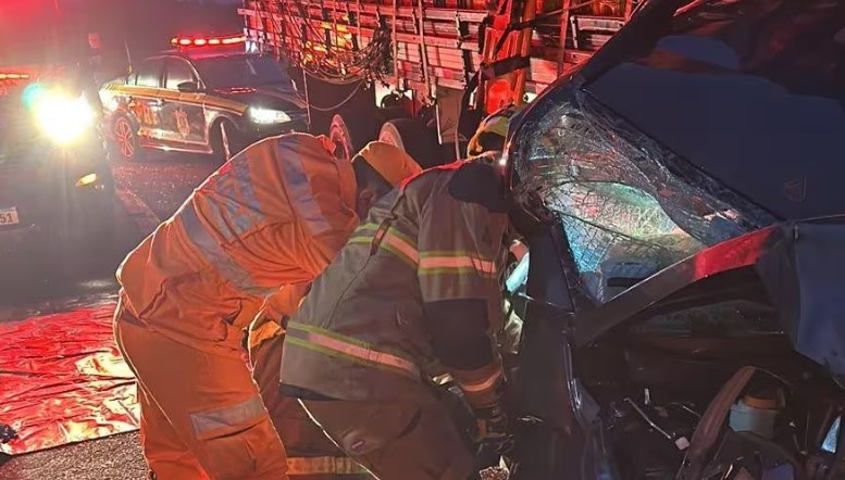 Acidente com morte envolvendo ônibus, caminhão e carro fecha a BR-381