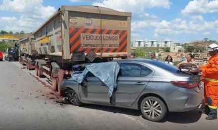 Mulher morre após carro bater em traseira de carreta na MG-20