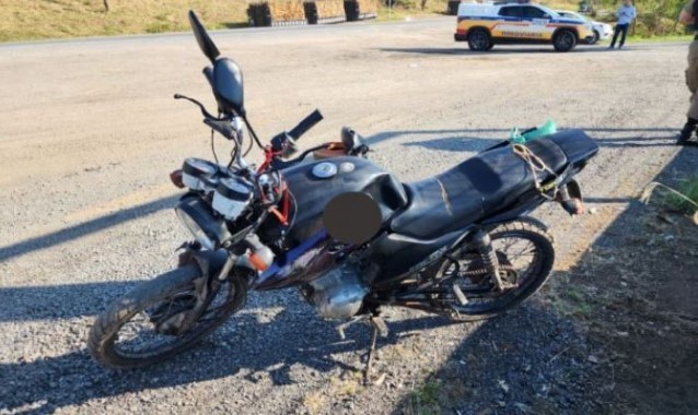 Jovem fica ferido após colisão entre moto e carro na MG-050, em Formiga