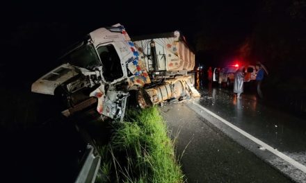 Motorista fica ferido após colisão entre duas carretas na BR-354, em Formiga