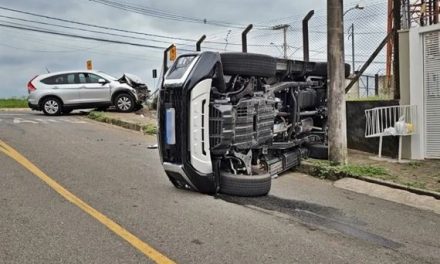 Dentista fica ferida após bater carro no veículo do próprio namorado em Minas