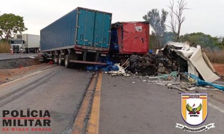 Acidente entre carretas carregadas com cerveja e uva deixa 3 feridos na MGC-135