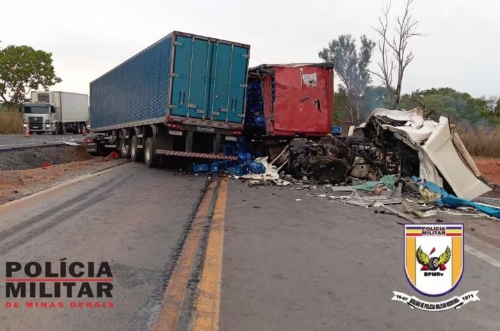 Acidente entre carretas carregadas com cerveja e uva deixa 3 feridos na MGC-135