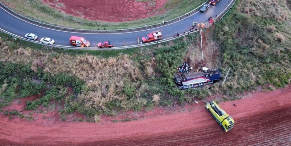 Ônibus que caiu de ribanceira em Minas e matou duas pessoas fazia viagem de forma clandestina