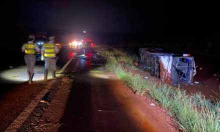 Ônibus com fiéis capota e deixa 12 mortos no interior de SP