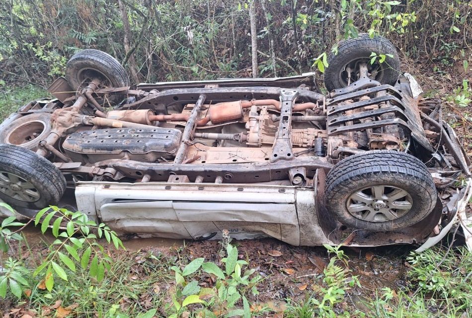 Homem morre e três adolescentes ficam feridos após veículo cair em abismo na BR-354, em Formiga