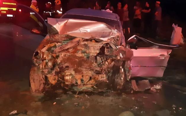 Batida de frente entre dois carros mata duas pessoas e deixa três feridos