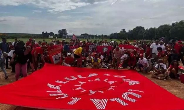 Aniversário de Lula: militantes se reúnem no Alvorada para celebração