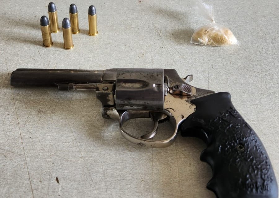 Casal é preso com drogas e arma de fogo em Arcos