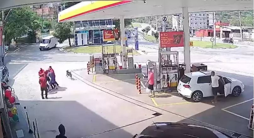 Ladrão anuncia assalto, mas é surpreendido e apanha de frentista