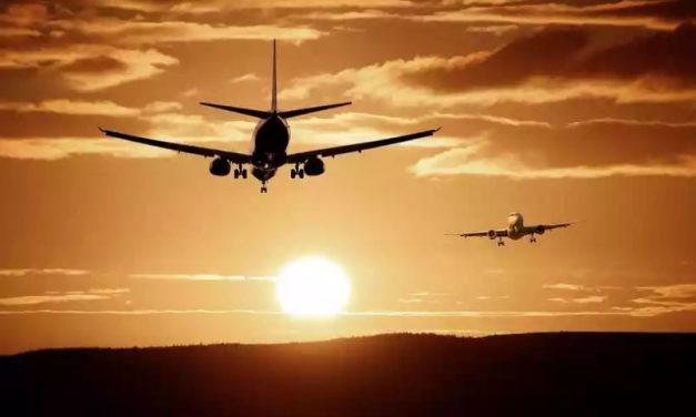 Piloto tenta desligar motores de avião com mais de 80 passageiros e é preso