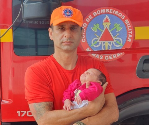 Bebê de 13 dias engasga e é salvo por militar do Corpo de Bombeiros de Arcos