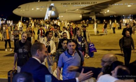 Chega a Brasília primeiro avião trazendo brasileiros de Israel