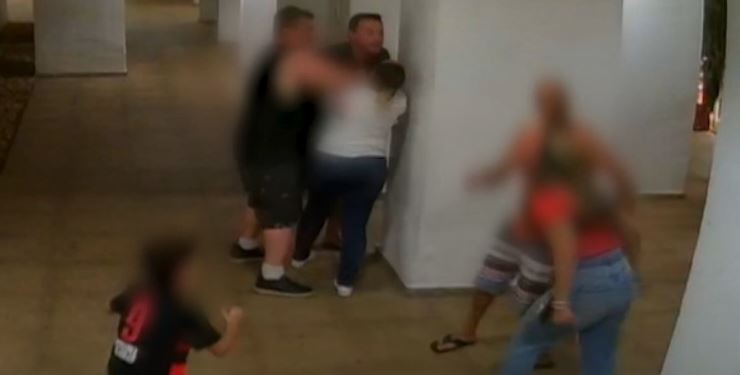 “Meu filho está com crise de pânico”, conta mulher após ter seu maxilar quebrado pelo vizinho