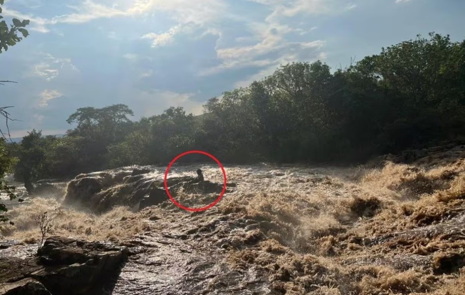 Homem fica preso em pedra após tromba d’água em cachoeira de Minas