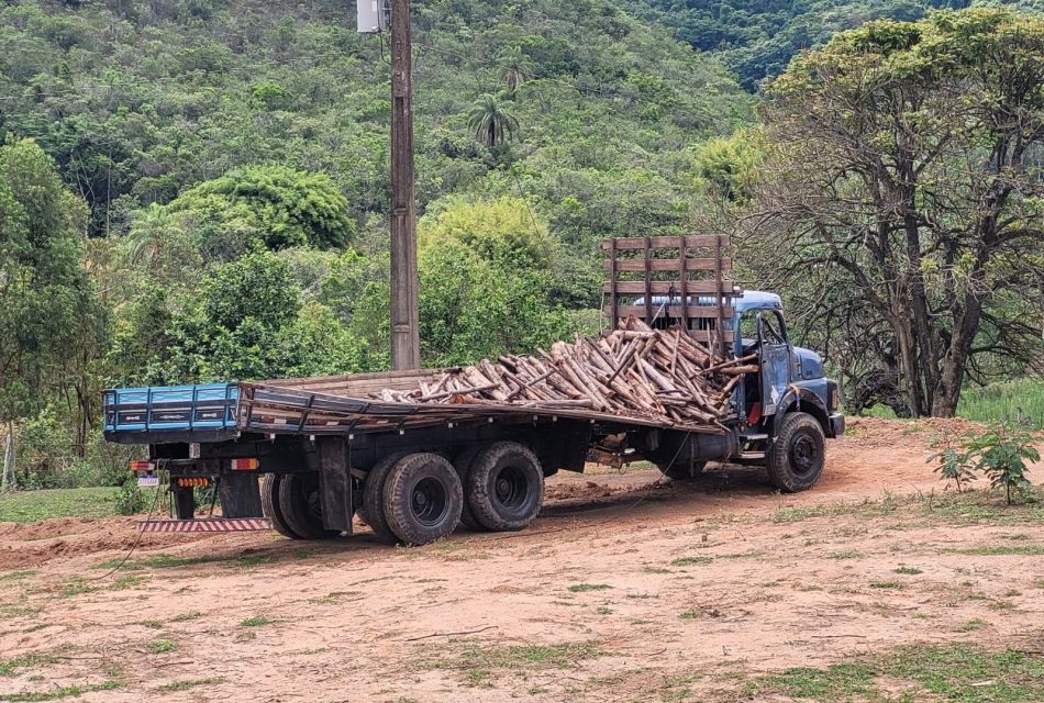 Passageiro morre após ser ejetado de caminhão e atropelado pelo veículo, em Itapecerica