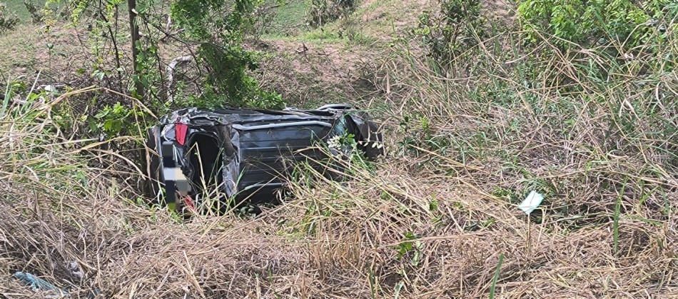 Seis pessoas, dentre elas três crianças, ficam feridas após carro capotar na MG-050