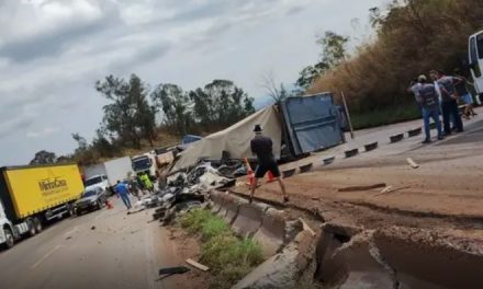 Carreta tomba, deixa ferido e fecha a rodovia Fernão Dias, em Igarapé