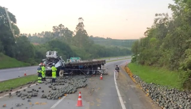 Caminhoneiro morre após bater em carreta na Fernão Dias, em Santo Antônio do Amparo