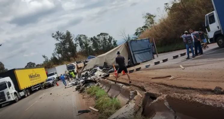 Carreta tomba, deixa ferido e fecha a rodovia Fernão Dias, em Igarapé