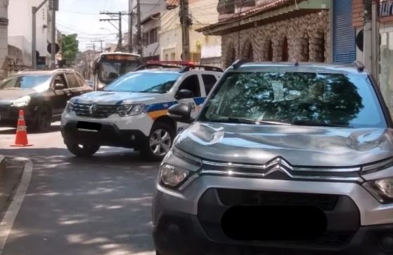 Motorista de aplicativo é agredido em assalto e tem carro levado durante corrida