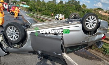 Policial rodoviário fica ferido após carro capotar na MG-050, em Divinópolis