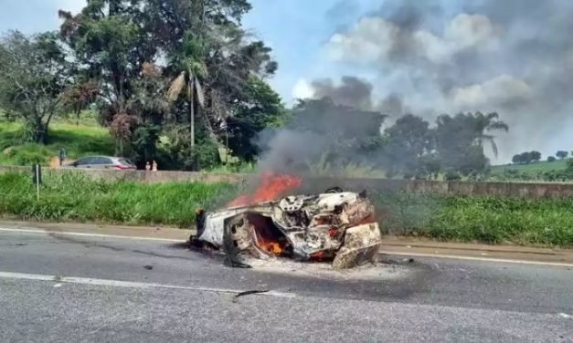 Mulher morre carbonizada após carro capotar e pegar fogo no Sul de Minas