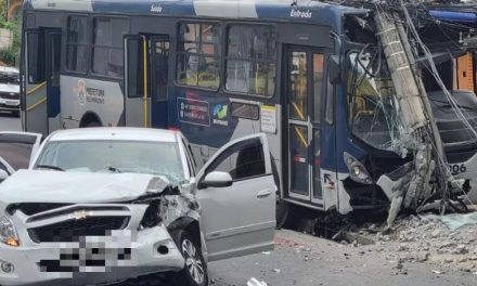 Acidente com ônibus deixa feridos em Minas