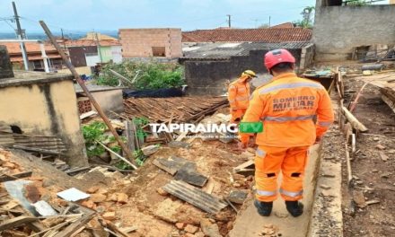 Muro desaba sobre varanda e cômodo de residência em Bambuí