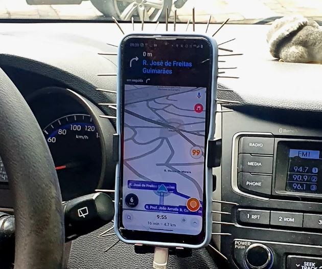 Passageira flagra motorista de app com capa de celular cheia de pregos para tentar evitar assaltos