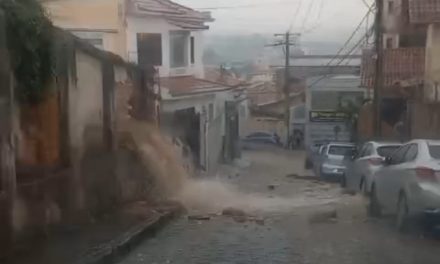 Forte chuva derruba muro no Centro de Formiga