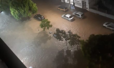 Forte chuva causa alagamentos em Santo Antônio do Monte