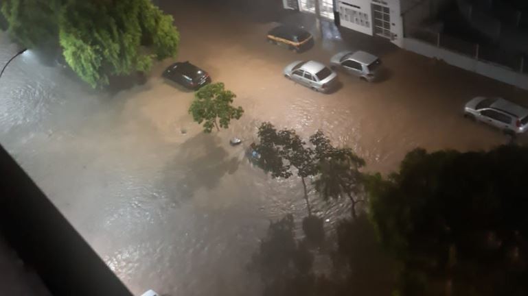 Forte chuva causa alagamentos em Santo Antônio do Monte