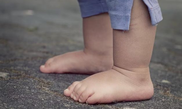 Professora é presa suspeita de agredir bebê, e escola particular é interditada em Minas