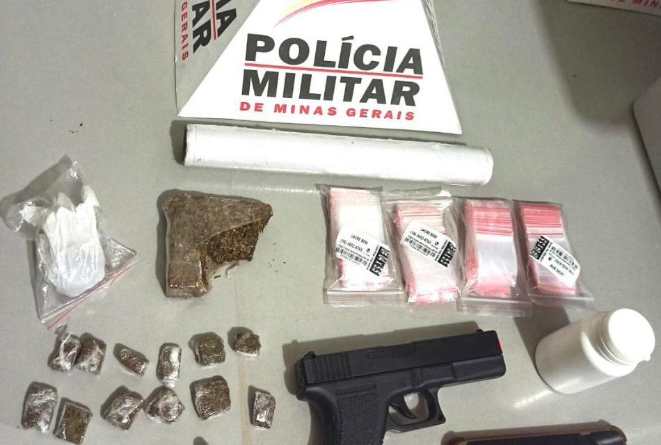 Jovem é preso e menor apreendido com drogas e simulacro de arma de fogo em Capitólio
