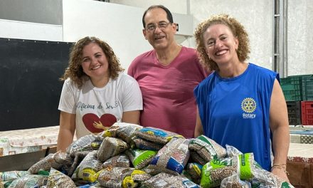 Rotary Club de Formiga e Oficina do Ser doam feijão para Centro Espírita