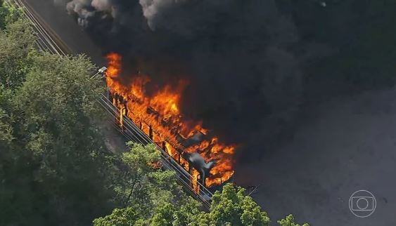 Zona Oeste tem 24 ônibus incendiados após sobrinho do miliciano Zinho ser morto pela polícia; BRT é interrompido