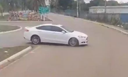 Por briga de trânsito, motorista de carro persegue carreta e se dá mal