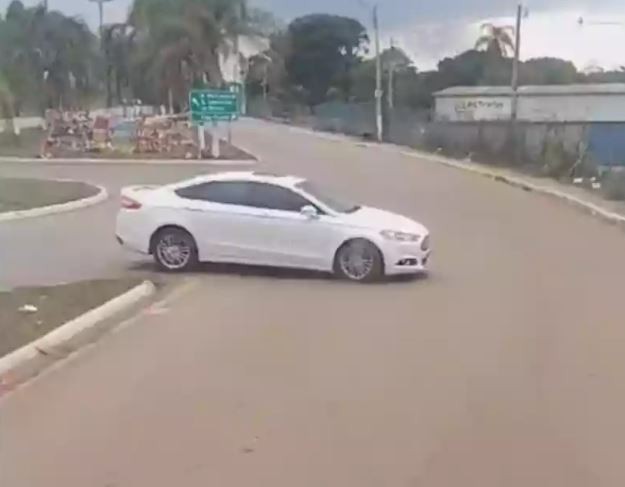 Por briga de trânsito, motorista de carro persegue carreta e se dá mal