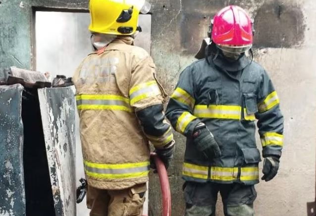 Idoso é resgatado de casa em chamas em Minas