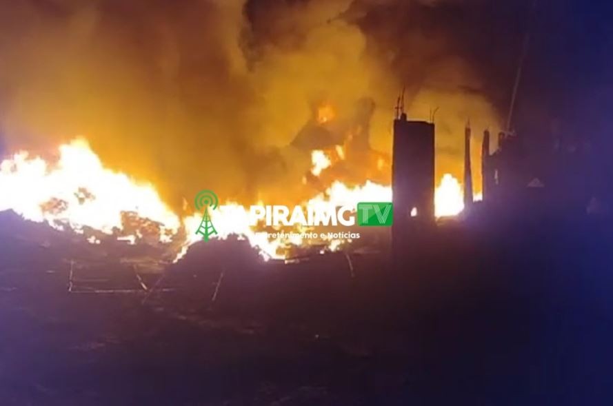 Bombeiros combatem incêndio em depósito de pneus na MG-050