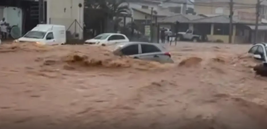 Itaúna e Divinópolis ficam alagadas com fortes chuvas