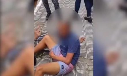 Jovem rouba celular de idosa, filma a própria fuga e apanha de moradores