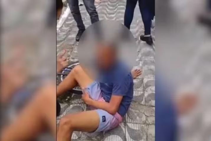 Jovem rouba celular de idosa, filma a própria fuga e apanha de moradores